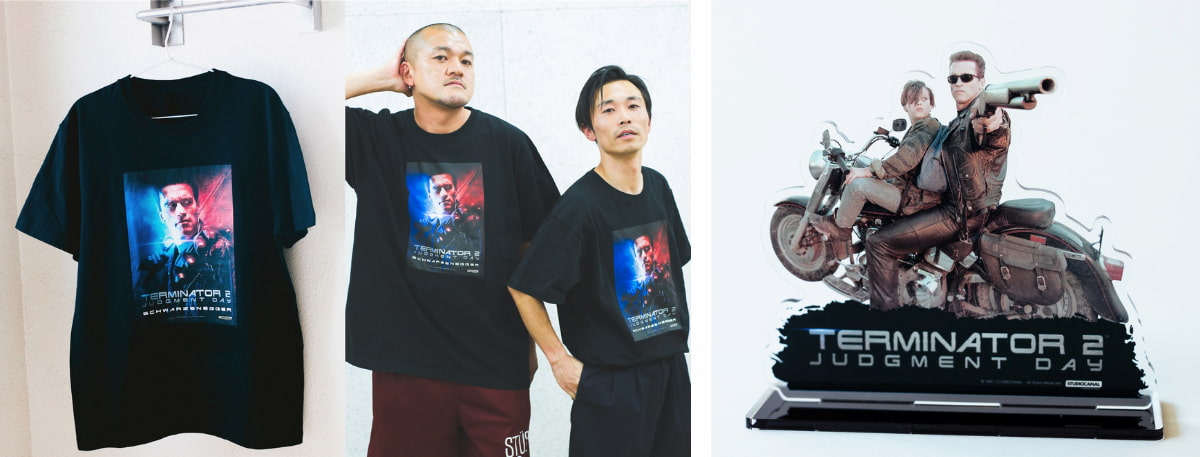 左：限定オリジナルTシャツ　右：限定アクリルスタンド