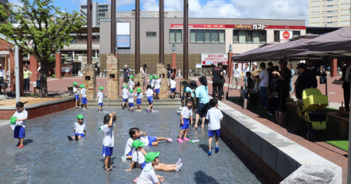 JR兵庫駅南キャナルタウン広場に「水盤施設」がオープン　神戸市