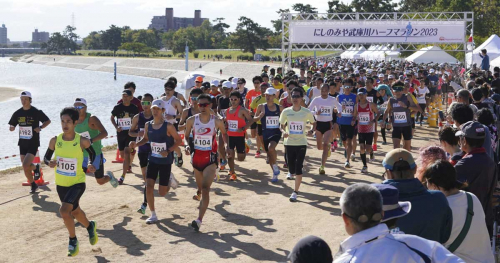 武庫川河川敷で「にしのみや武庫川ハーフマラソン2024」開催　西宮市