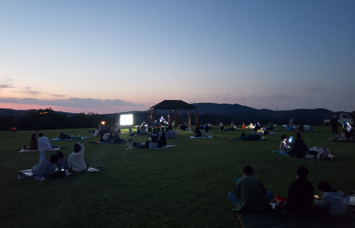 広大な芝生広場の上思いおもいに星空を観賞