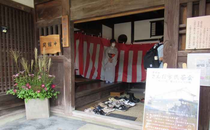 秋の到来を思わせる生け花がお出迎え（昨年の様子）