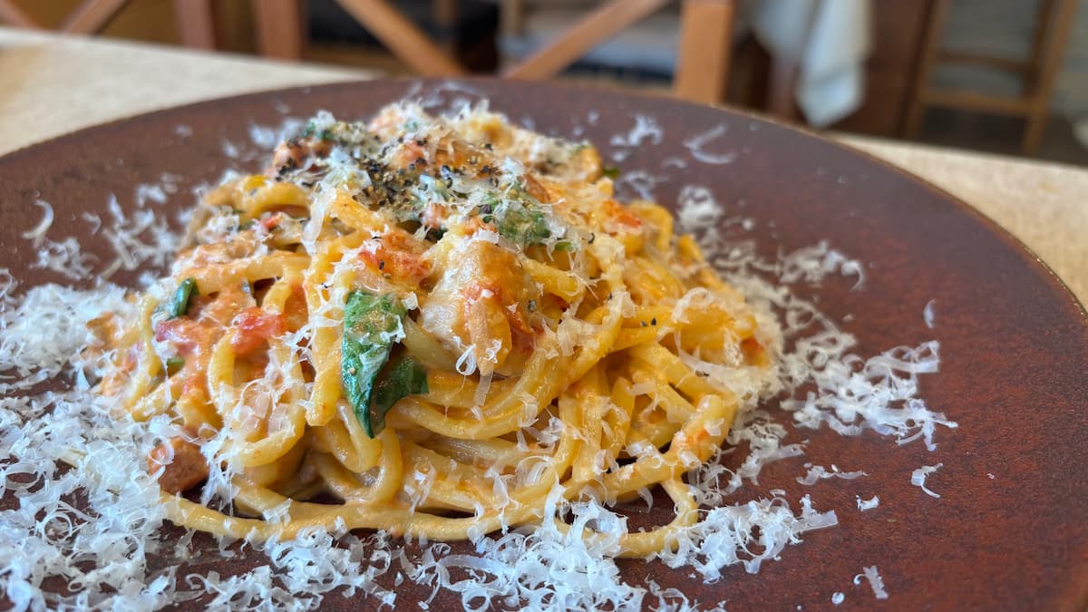 パスタ「チキンと野菜のトマトクリームパスタ」