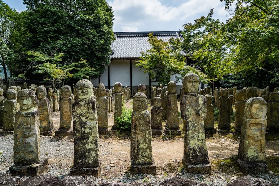 五百羅漢に並ぶ石像の様子