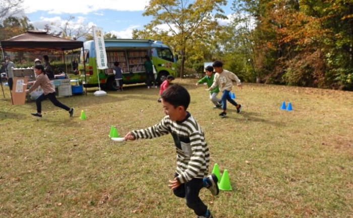 「どんぐり運び競争」