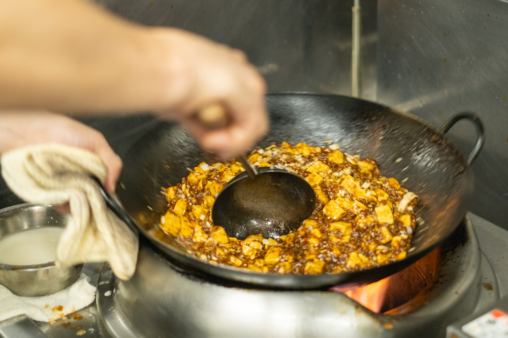 『炎麻堂 神戸三宮センタープラザ店』で味わう東京生まれの“しび辛”麻婆豆腐 神戸市 [画像]