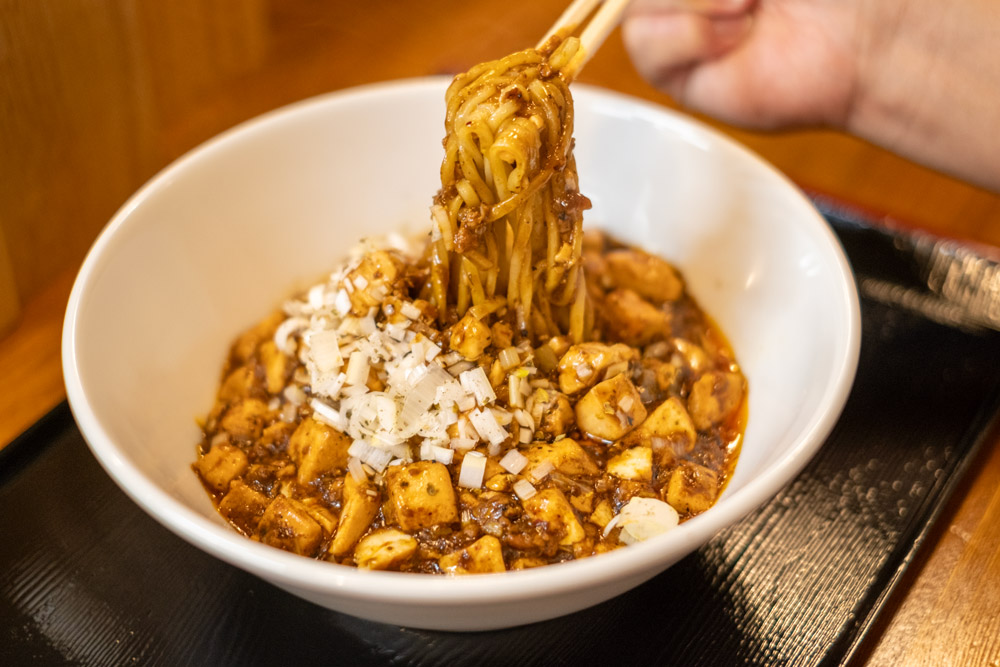 『炎麻堂 神戸三宮センタープラザ店』で味わう東京生まれの“しび辛”麻婆豆腐 神戸市 [画像]