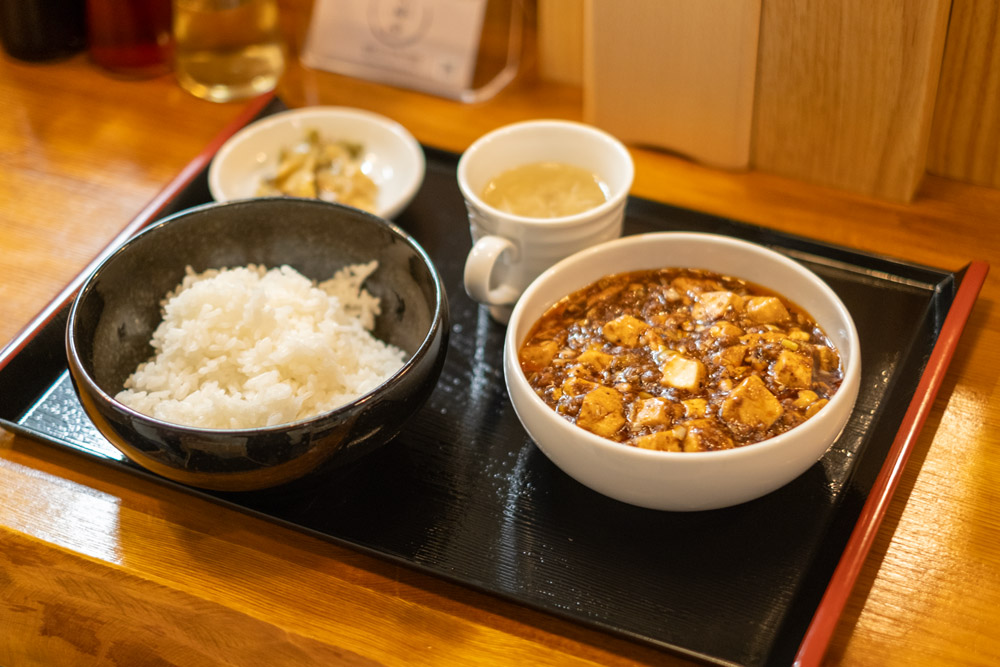 『炎麻堂 神戸三宮センタープラザ店』で味わう東京生まれの“しび辛”麻婆豆腐 神戸市 [画像]