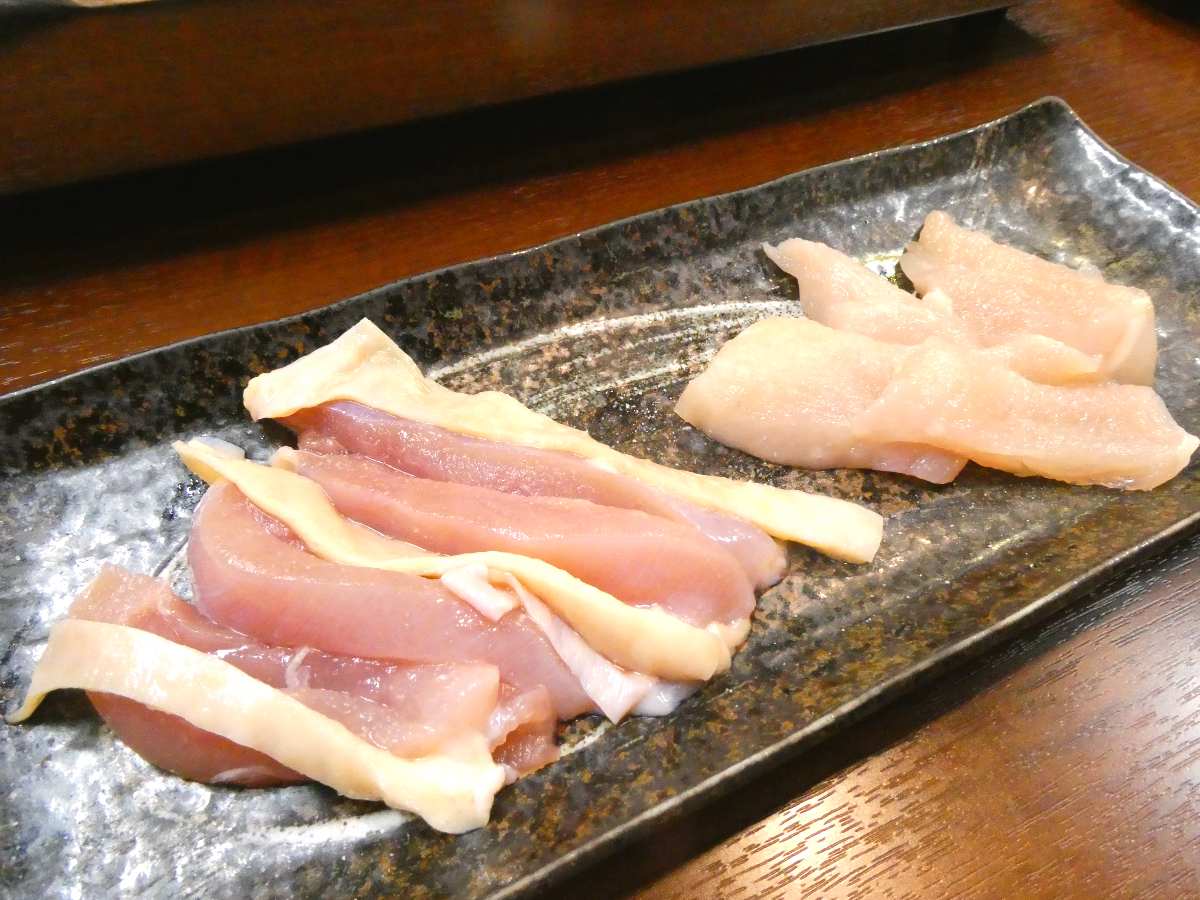 左から種鶏のもも肉・奥丹波どりの胸肉