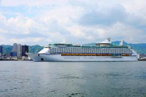 外国客船「ボイジャー・オブ・ザ・シーズ」が神戸に入港　神戸市中央区