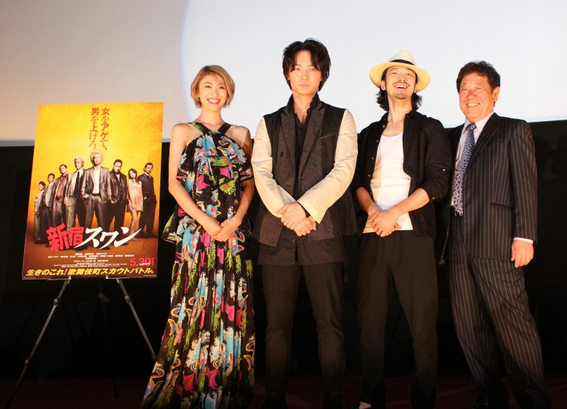 舞台挨拶に登壇した綾野剛さん、山田優さん、金子ノブアキさん、山本又一郎プロデューサー