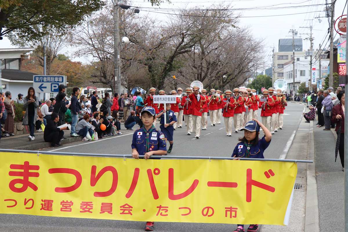 人気の「市民パレード」は中川原グラウンド前にある市役所前通りからメインステージまでの500ｍを横断する