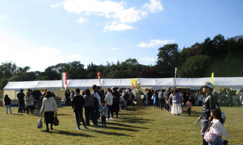 グルメやステージが盛りだくさん！播磨中央公園で楽しむ「秋マルシェ」