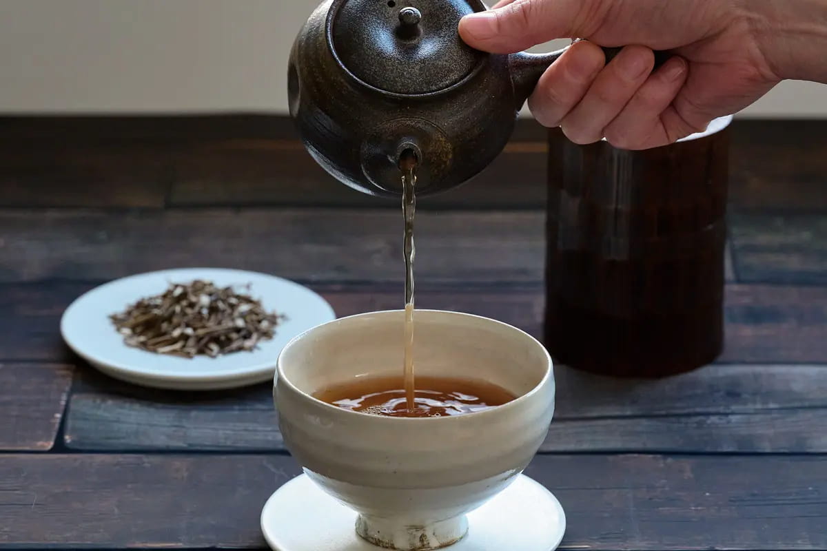 「クロモジほうじ茶」500円（税込）店内メニュー・茶葉販売