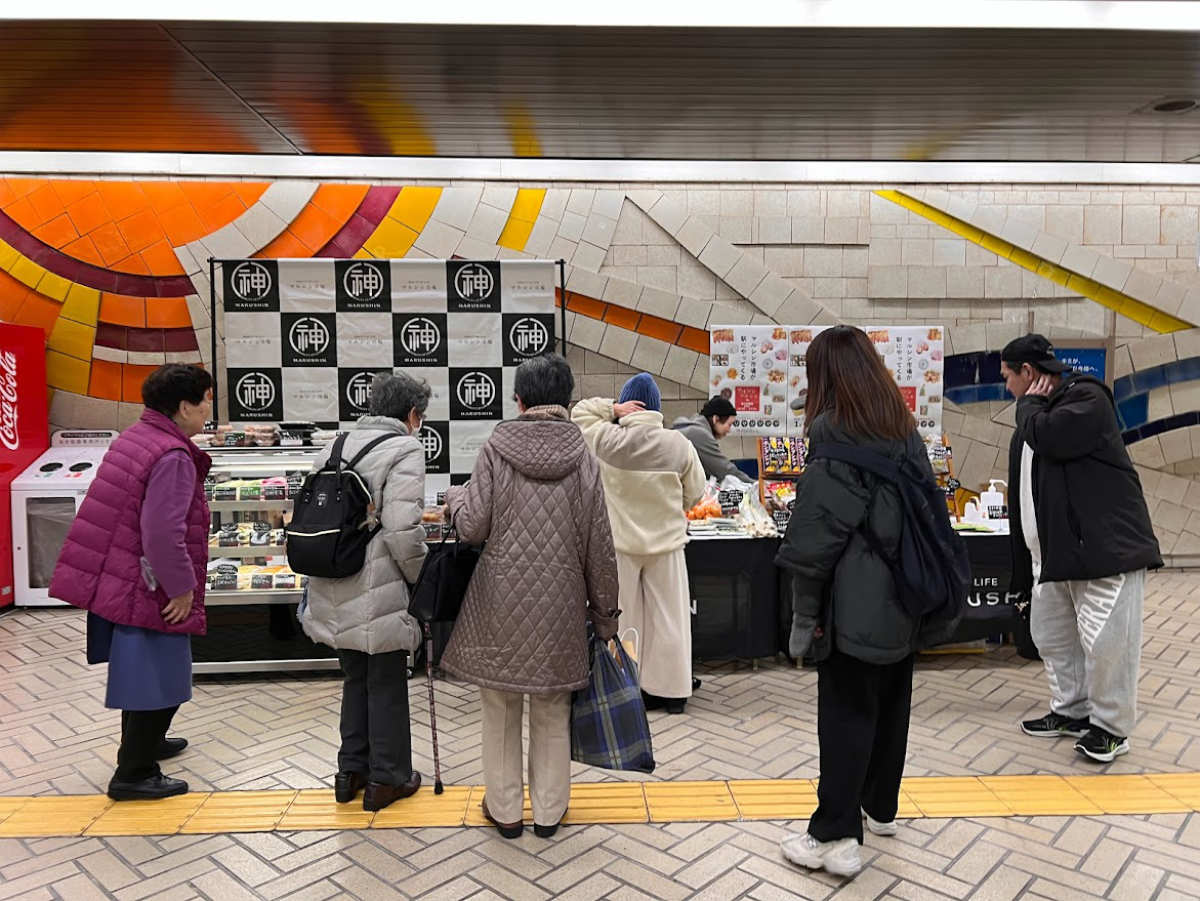 市場の新鮮な食材を帰宅時間に合わせて購入「マルシンマルシェ in 湊川公園駅」 神戸市 [画像]