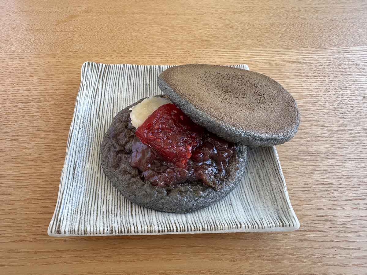 「木苺寒とバターあん　小豆あんを　竹炭生地で」250円（税込）