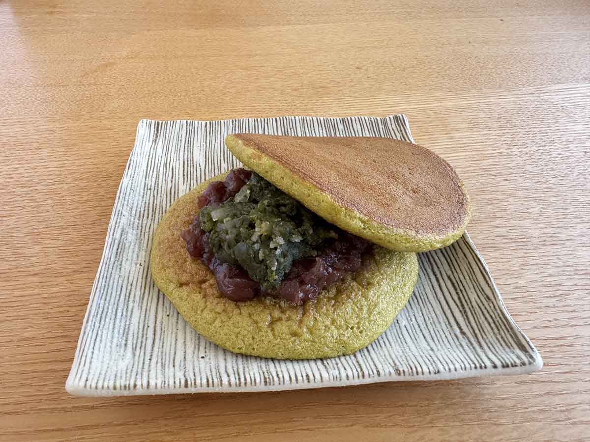 「抹茶バターあんと　小豆あんを　抹茶生地で」240円（税込）