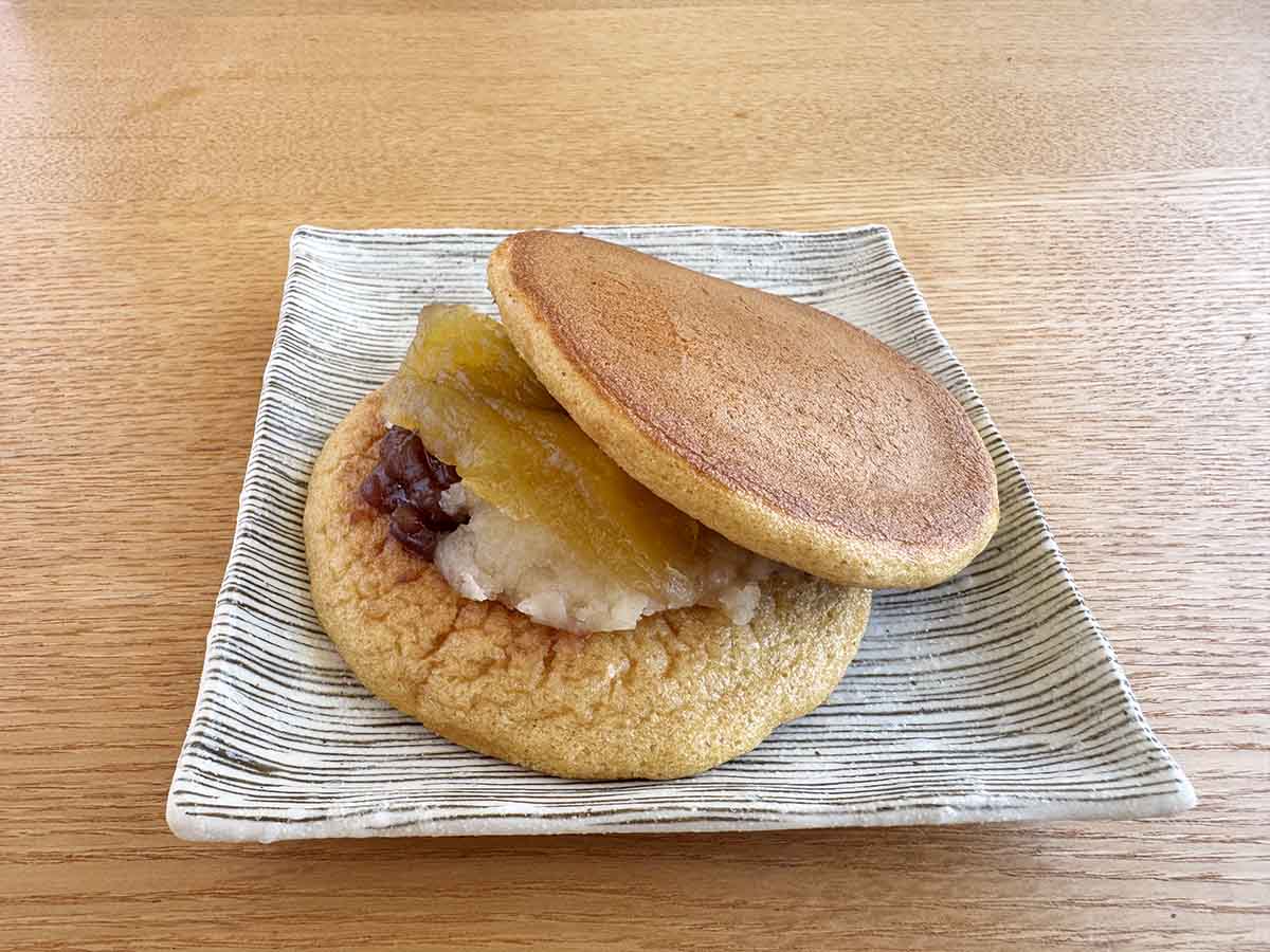 季節のお品「りんごとバターあん　小豆あんを　黒糖生地で」260円（税込）