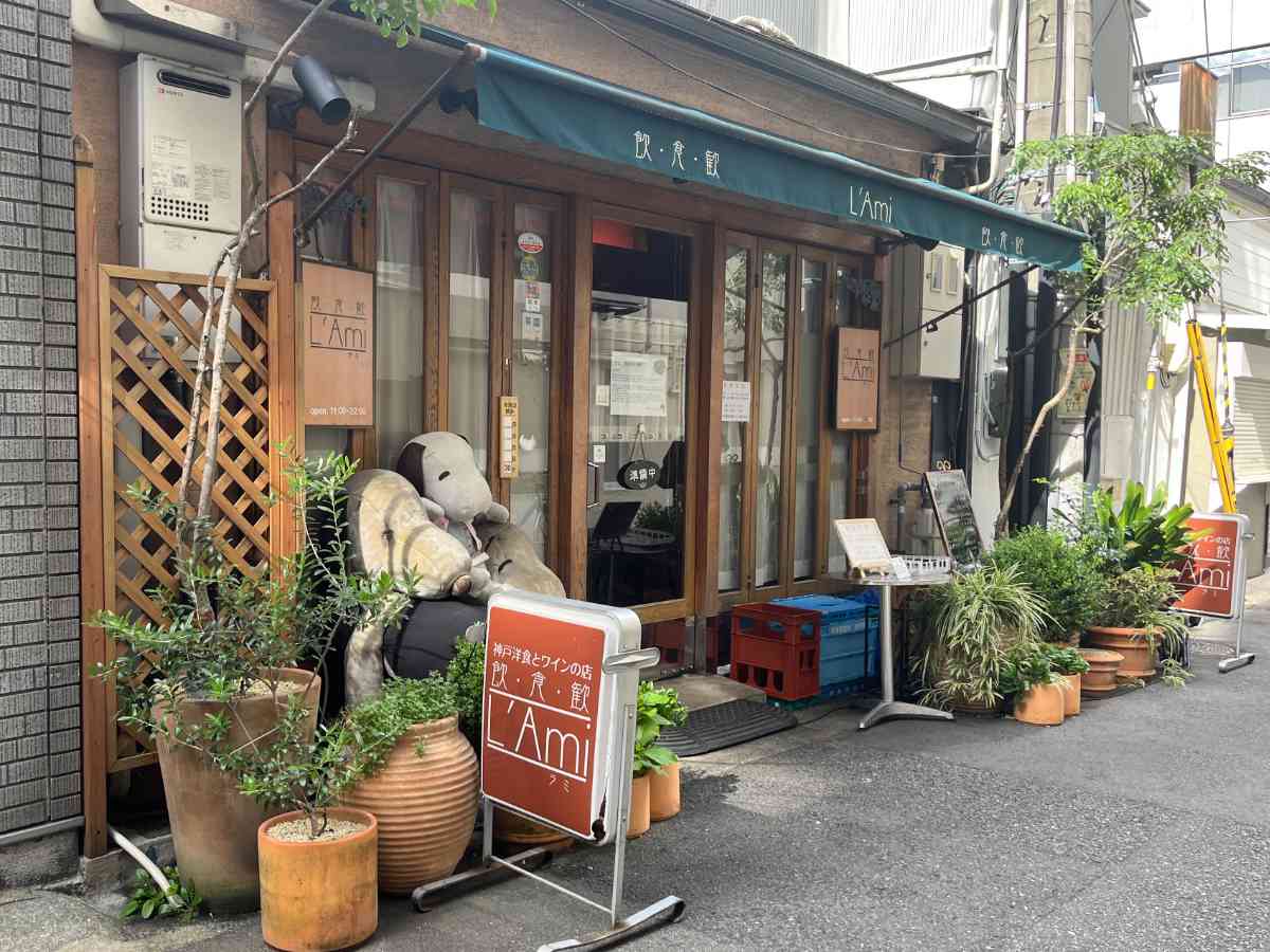 元町駅から歩いて5分ほど、三宮神社そば