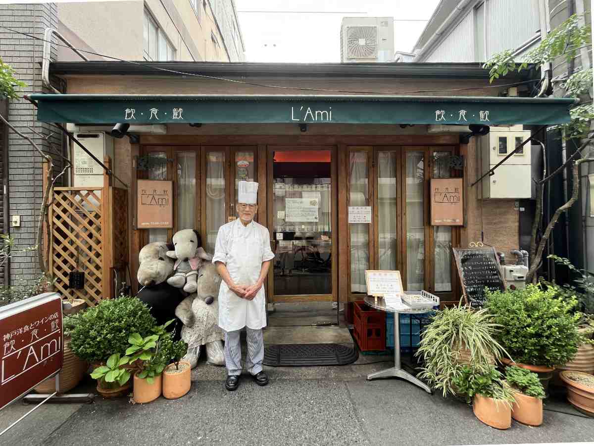 笑顔で店先に立つ土井さん