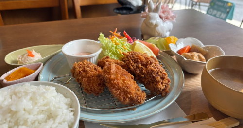 [画像] 兵庫大仏すぐそば『カフェ&食堂 うさぎと葉っぱ』の大粒かきフライに大満足♪