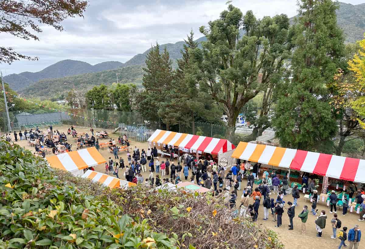 色鮮やかな紅葉とともに船坂の美味しいものを満喫♪「船坂マルシェ」 西宮市 [画像]