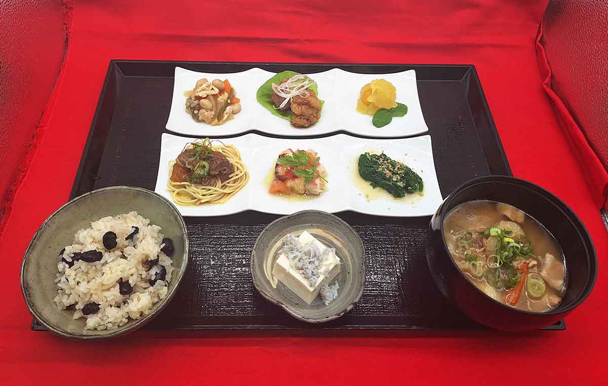 西紀SA（下り線）「色彩まごころ定食」1,600円（税込）