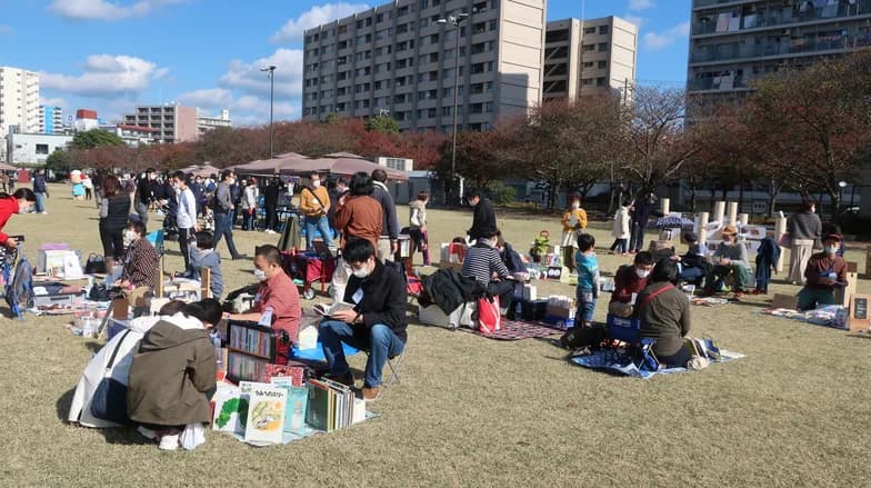 御崎公園で「みんなの青空図書館」開催 芝生の上で、のんびり絵本とワークショップ 神戸市 [画像]