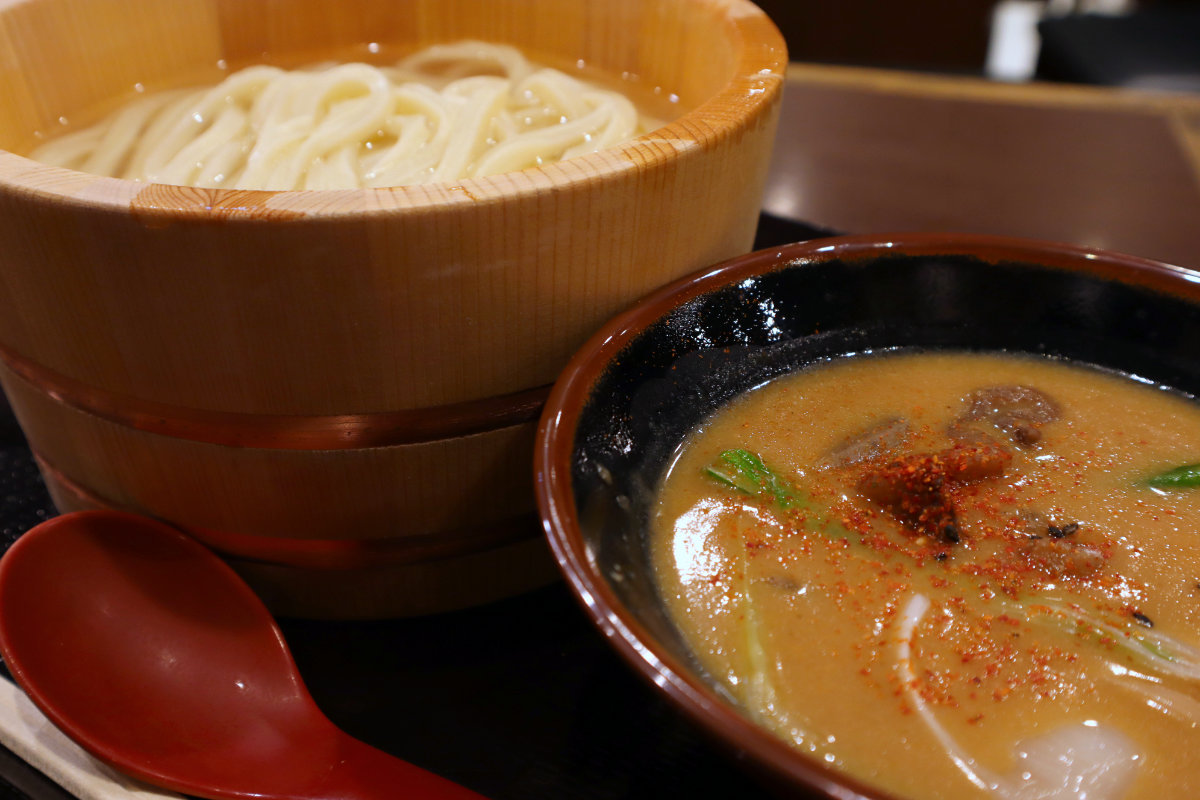 「どて焼きつけ汁」並 790円 大 950円※毎月1日は「釜揚げうどんの日」！企画がスタートする11月1日は並が620円、大が700円とお得です