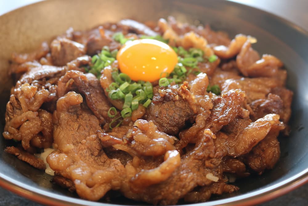 「和牛丼ぶり」800円＋「肉増し2倍」600円＋「生たまご」 100円（各税込）※通常価格の場合