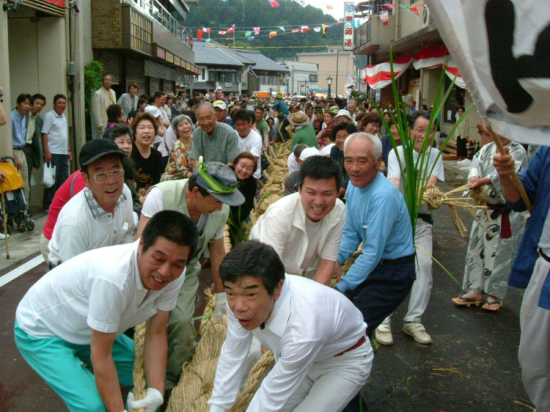 重さ4トンの菖蒲綱で綱引き 伝統の『湯村温泉祭り』 [画像]