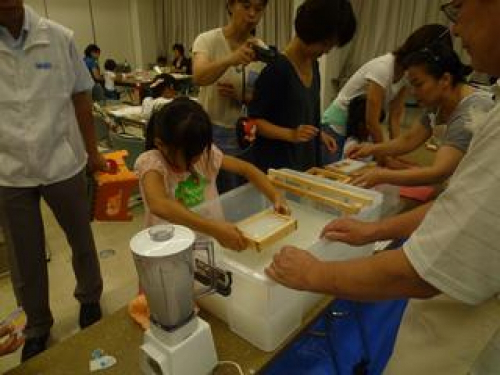 宝酒造エコの学校『紙すき体験』　神戸市西区