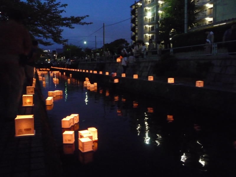 『平和灯ろう流し』　西宮市 [画像]