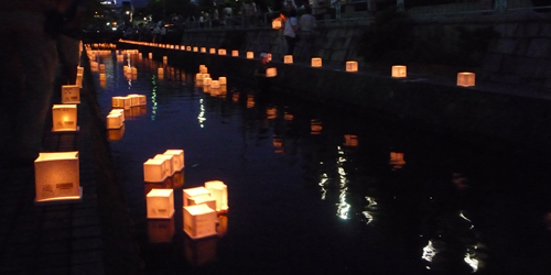 『平和灯ろう流し』　西宮市