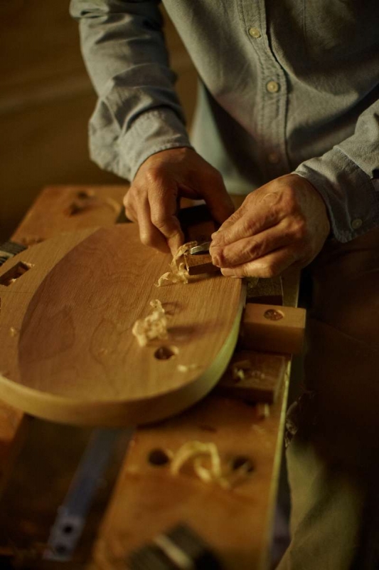 子供椅子の座面の削り作業