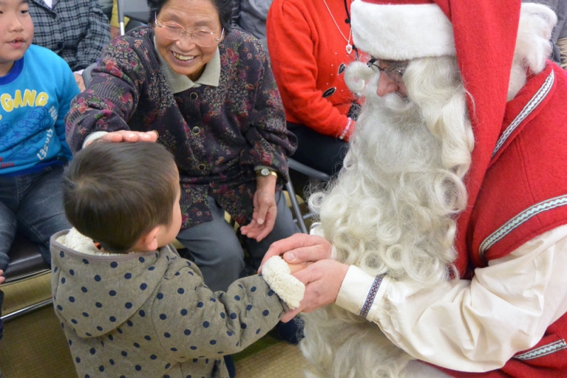 フィンランドから来日したサンタクロースが子どもらにプレゼントを贈る