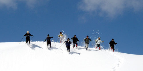 フカフカの新雪にワクワク　「とちのき村」で真冬のアウトドア体験　香美町