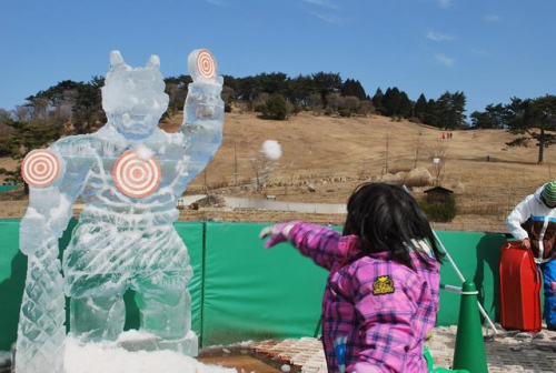 六甲山スノーパーク『節分だっ！鬼の氷像めがけて雪玉を投げよう！！』