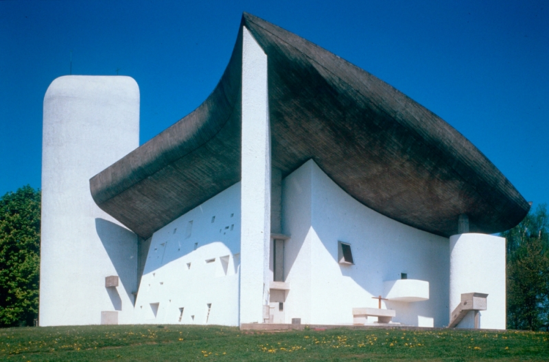 《ロンシャンの礼拝堂》外観 ル・コルビュジエ 1955年竣工
©FLC ©Paul Koslowski